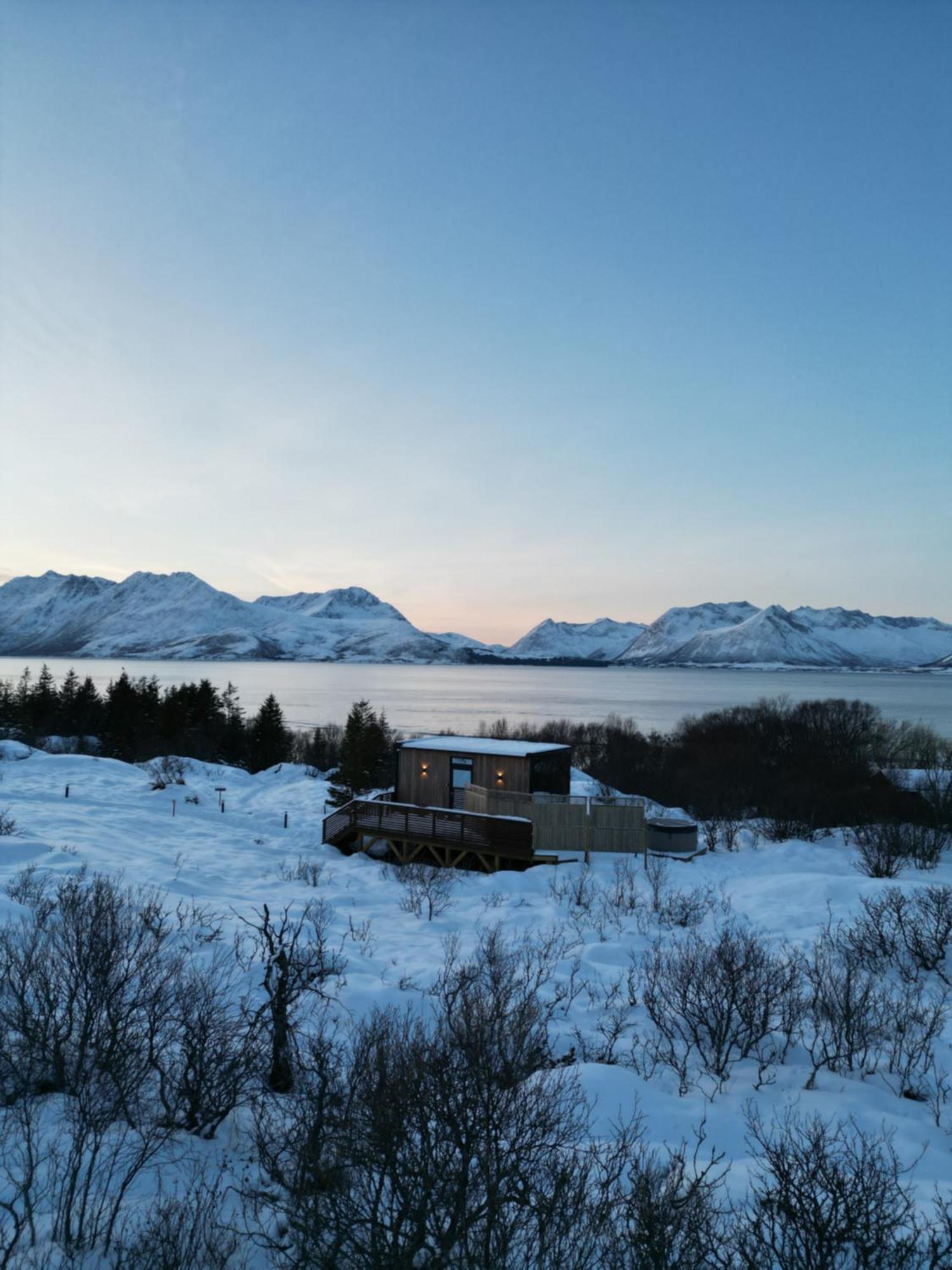 Wonderinn Arctic Utstrand Экстерьер фото