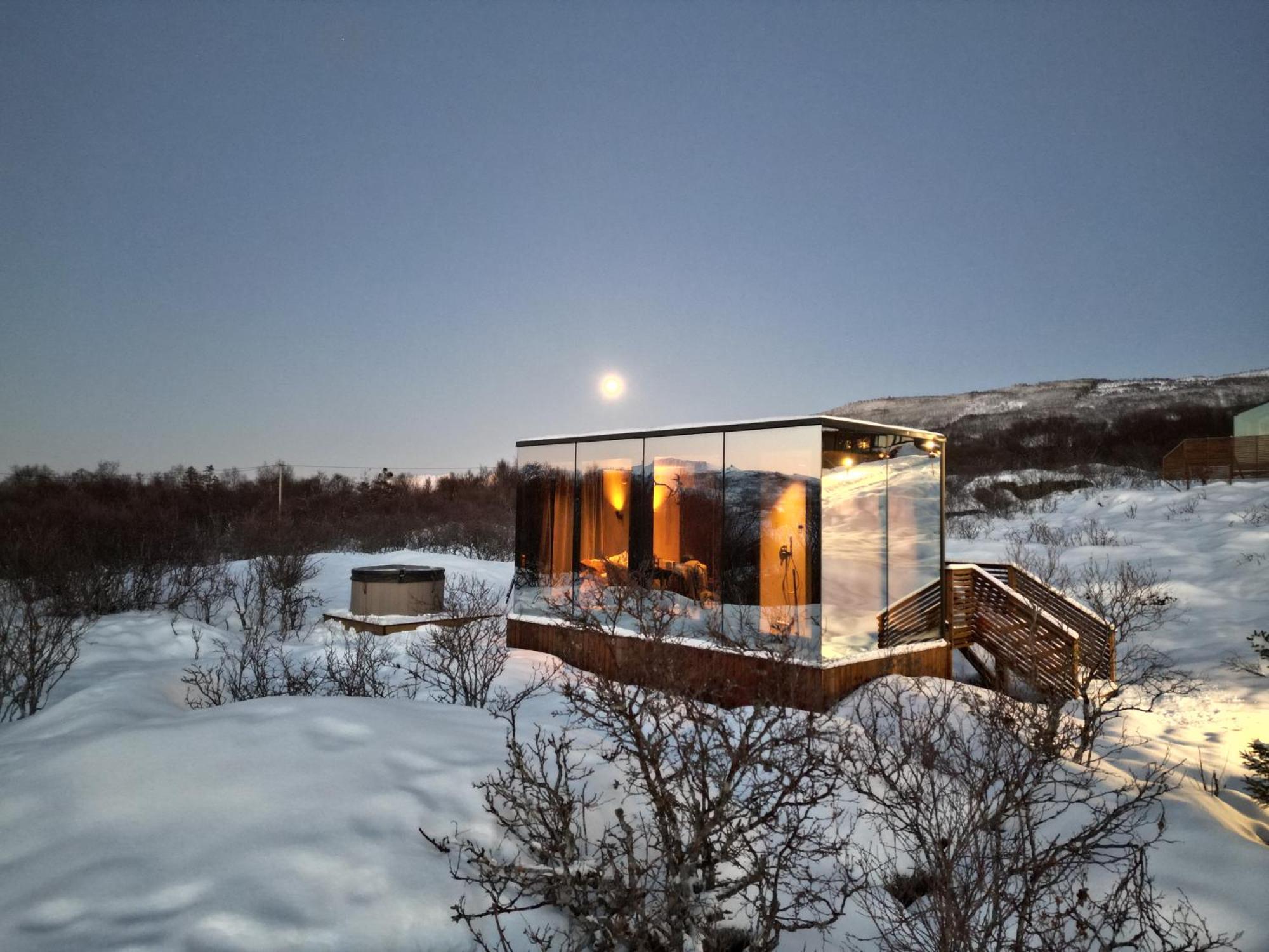 Wonderinn Arctic Utstrand Экстерьер фото
